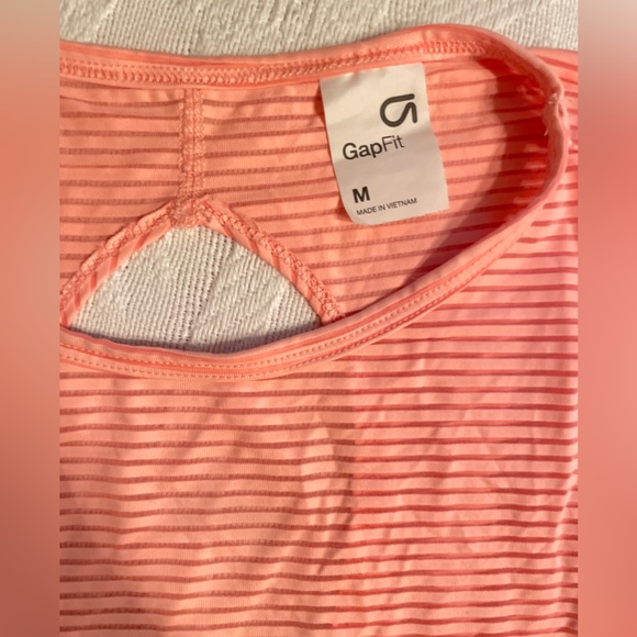GAP Fit Pink Peach Athletic Lightweight Curved Hem Muscle Tee Top Size Medium - Picture 7 of 7